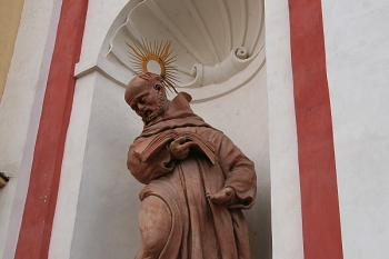 Socha sv. Augustina na hlavním (východním) průčelí ( © Ivan Grisa 06/2009)