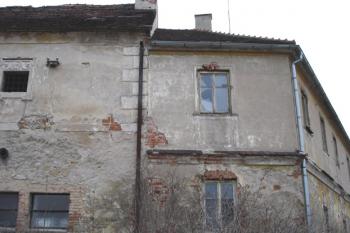 Napojení budov dvora ( © Iva Spurná 02/2007)