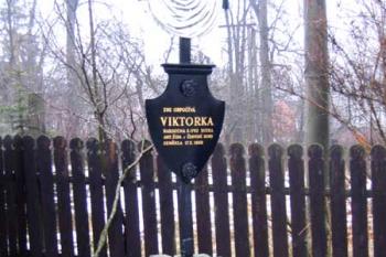 Hrob Viktorky v Červeném Kostelci ( © Pavel Vítek 02/2007)