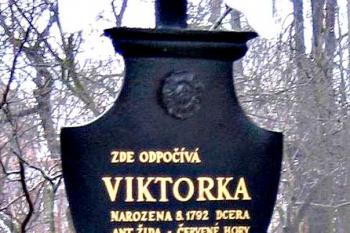 Hrob Viktorky v Červeném Kostelci ( © Pavel Vítek 02/2007)