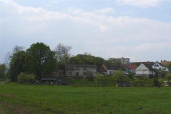 pohled na zástavbu, za níž stával hrad Bavorov (© zdeněk komínek, 05/2006)