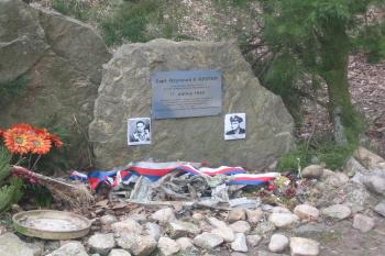 pomník sestřeleného amerického stíhače capt. R.F.Reutera nedaleko hradu (© Jaroslav Špiroch 05/2020)
