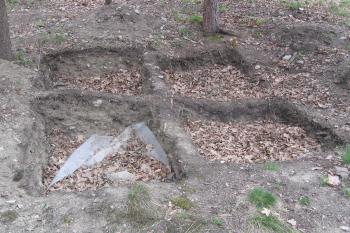 archeologické sondy na západní straně hradu (© Jaroslav Špiroch 05/2020)