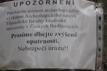 informační cedulka archeologického výzkumu (© Jaroslav Špiroch 05/2020)
