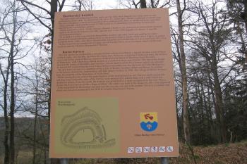 informační tabule u vstupu na hrad (© Jaroslav Špiroch 05/2020)