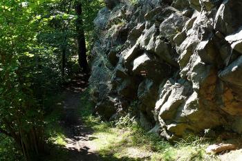 Skály pod hradištěm při cestě z Boršova (© Jiří Cukr, 08/2010)