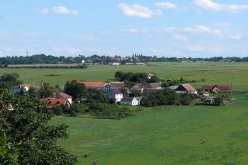 Výhled z tvrziště na jihozápad (osada Březí a obec Kamenný Újezd) (© Jiří Cukr, 08/2010)