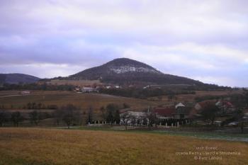 Režný Újezd a vrch Boreč (© Petr Lánský, 02/2010)