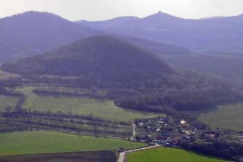 Pohled na Režný Újezd z vrcholu Lovoše (© Petr Lánský, 03/2007)