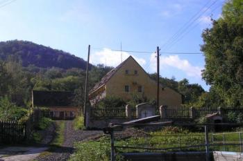Bývalý poplužní dvůr v Režném Újezdě (© Petr Lánský, 03/2007)