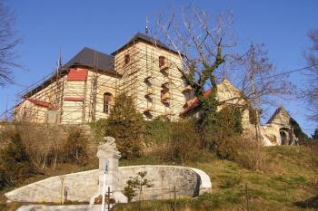 celkový pohled na kostel s kaplí v ohradě hřbitova a jižním vstupem do areálu ( © Jan P. Štěpánek 01/2008)