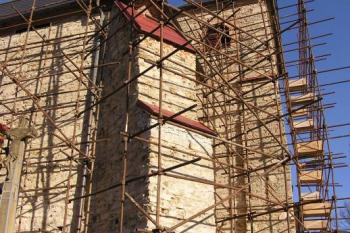 jihozápadní nároží kostela s mohutným opěrákem a věží ( © Jan P. Štěpánek 01/2008)