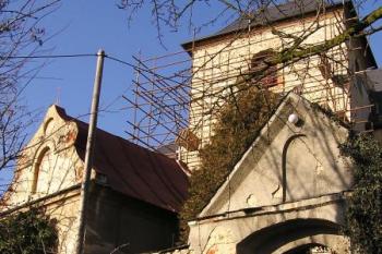 pohled od jihu na vstup do areálu hřbitova, kapli a kostelní věž v pozadí ( © Jan P. Štěpánek 01/2008)