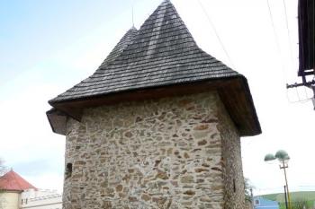 pohled na hranolovou část bašty v severovýchodním úseku hradeb ( © Jan P. Štěpánek 05/2008)