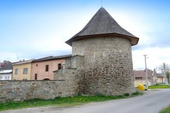 pohled na zachovalou baštu v severovýchodním úseku hradeb ( © Jan P. Štěpánek 05/2008)