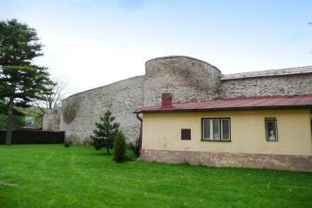 zaoblené východní nároží hradeb ( © Jan P. Štěpánek 05/2008)