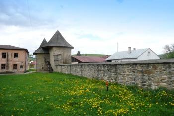 severní část severovýchodní fronty hradeb se zachovalou baštou ( © Jan P. Štěpánek 05/2008)