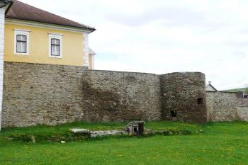 úsek hradby na jihu (jihovýchodě) navazující na bývalý palác městského hradu (vlevo) ( © Jan P. Štěpánek 05/2008)
