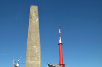 mohyla a vysílač na Lysé hoře ( © Jan P. Štěpánek 10/2012)