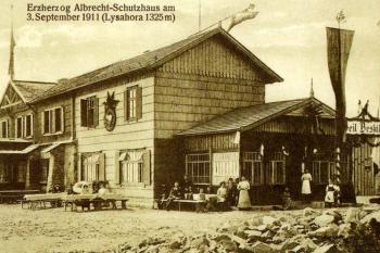 Útulna Arcivévody Albrechta po svém rozšíření kolem roku 1911 ( © Beskydy a Pobeskydí 1895 - 1939, Wart 2001)
