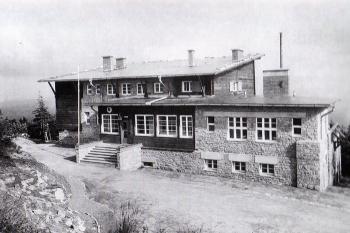 Bezručova chata na Lysé hoře kolem r. 1935 ( © Beskydy a Pobeskydí 1895 - 1939, Wart 2001)