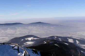 Pohled z vrcholu Lysé hory na masív Ondřejníku a údolí tonoucí ve smogu ( © Jan P. Štěpánek 02/2006)
