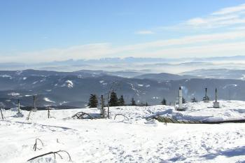 Pohled z vrcholu Lysé hory k východu a jihovýchodu na Slovensko a rýsující se Malou i Velkou Fatru a Vysoké Tatry ( © Jan P. Štěpánek 12/2005)