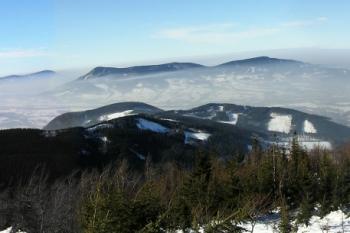 Pohled z Malchoru od západu (vlevo) k severu (vpravo) ( © Jan P. Štěpánek 12/2005)