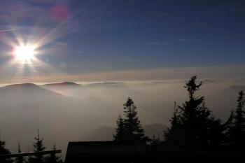 Výhled z vrcholu Lysé hory k západu, na Beskydy tonoucí ve smogu ( © Jan P. Štěpánek 2005)