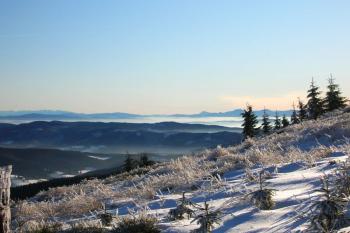 Pohled z Lysé hory na Tatry (vlevo) a Fatru (vpravo) ( © Jan P. Štěpánek 12/2006)