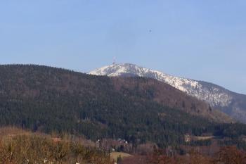 Pohled na masiv Lysé hory od vyhořelé Sokolské chaty ( © Jan P. Štěpánek 03/2007)
