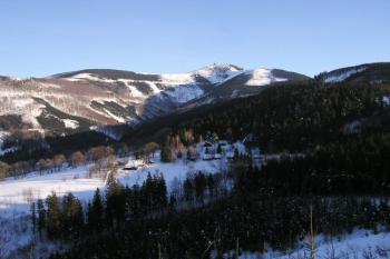 Pohled od západu na malenovické údolí a Lysou horu nad ním ( © Jan P. Štěpánek 02/2006)
