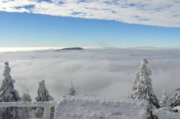z inverze vystupuje pouze vrcholek Smrku ( © Jan P. Štěpánek 12/2007)