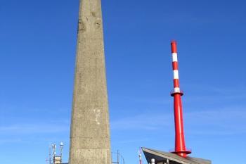 vrcholová triangulační mohyla na Lysé hoře na pozadí s vysílačem ( © Jan P. Štěpánek 12/2007)