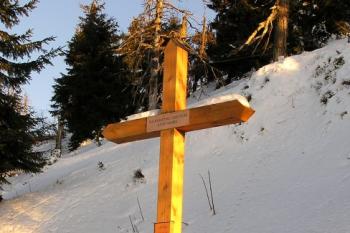 kříž na památku obětem Lysé hory ( © Jan P. Štěpánek 12/2007)