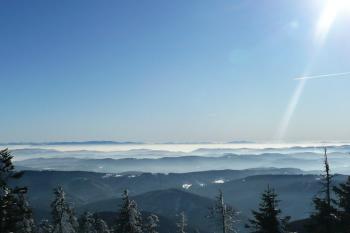 pohled z Lysé hory na hřebeny Beskyd na česko-slovenském pomezí ( © Jan P. Štěpánek 01/2009)