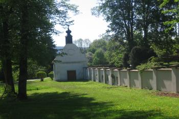 kaple sv.Václava s ohradní zdí zámeckého parku nového zámku v Jindřichovicích (© Jaroslav Špiroch, 05/2018)