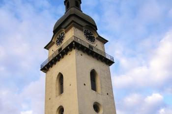 Detail věže farního kostela v západu slunce (© Jan P. Štěpánek, 08/2006)