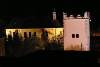 pohled na zvonici farního kostela v noci ( © Jan P. Štěpánek 05/2008)