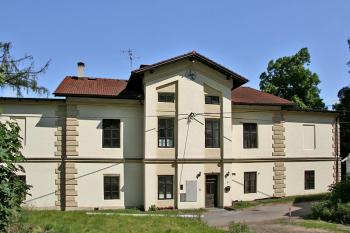 Západní průčelí ( © Luděk Pitter 06/2006)