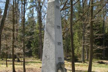 Rybník Rožmberk - Krčínův pomník z r. 2004 (© Jiří Špaček, 08/2012)