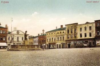 Náměstí s kašnou a plastikou sv. Floriána kolem roku 1915 ( © Pohledy ze starých časů (V. Peter, 1993))