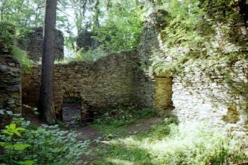 Karlův Hrádek, palácové zdi (© 2002 Vlky, Jiří Čížek)