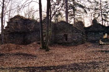 Pohled přes bývalé nádvoří na zbytky paláce (© Jiří Cukr, 03/2002)
