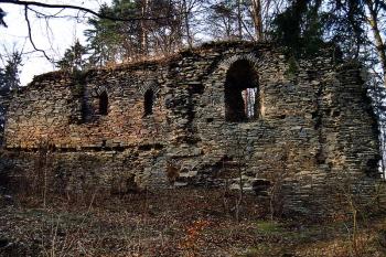 Zbytky severního paláce s velkým oknem bývalé kaple (© Jiří Cukr, 03/2002)