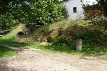 Tvrziště Jarošov ( © Marek Skýpala 06/2006)