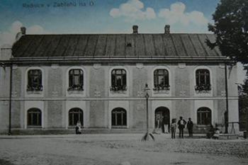 Radnice v meziválečném období, kdy ještě plnila svou funkci. (© Ivan Ryška, 05/2007)