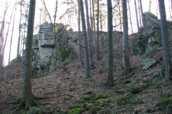 Kuglvajt - pohled na hradní skálu od severu (© Pavel Jarý,  20.2.2007)