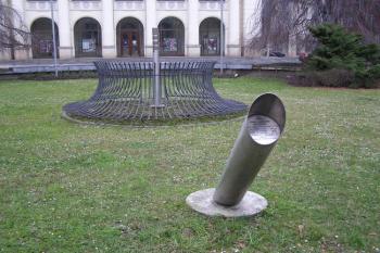 Odvětrávání zaniklé jámy Antonín před divadlem ( © Jan P. Štěpánek 02/2007)