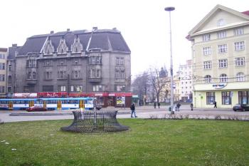 Pohled od divadla na místo zaniklé větrné jámy Antonín ( © Jan P. Štěpánek 02/2007)